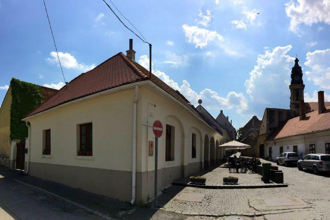 Arkadia Apartman Pápa Exterior foto